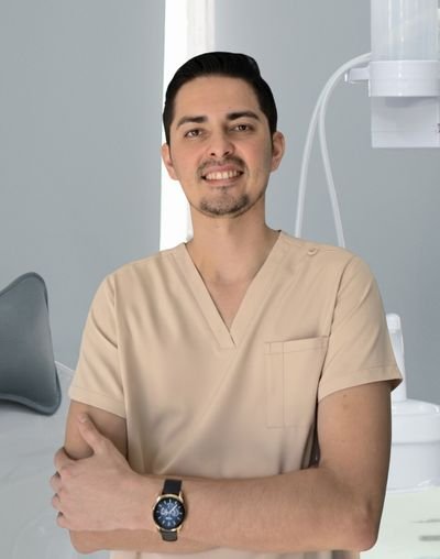 Dr. Samuel Rosales, especialista en cirugía oral, periodoncia y rehabilitación en implantes